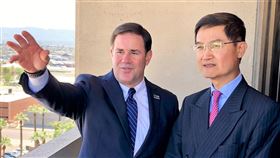 亞利桑那州長杜席與台灣有淵源駐洛杉磯台北經濟文化辦事處長朱文祥（右）表示，亞利桑那州長杜席（左，Doug Ducey）過去擔任冰淇淋連鎖店「酷聖石」（Cold Stone）執行長曾到過台灣。（朱文祥提供）中央社記者林宏翰洛杉磯傳真　109年5月16日
