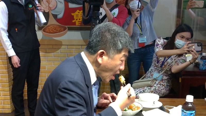 阿中吃滷肉飯不忘暖問媒體：怎不吃？