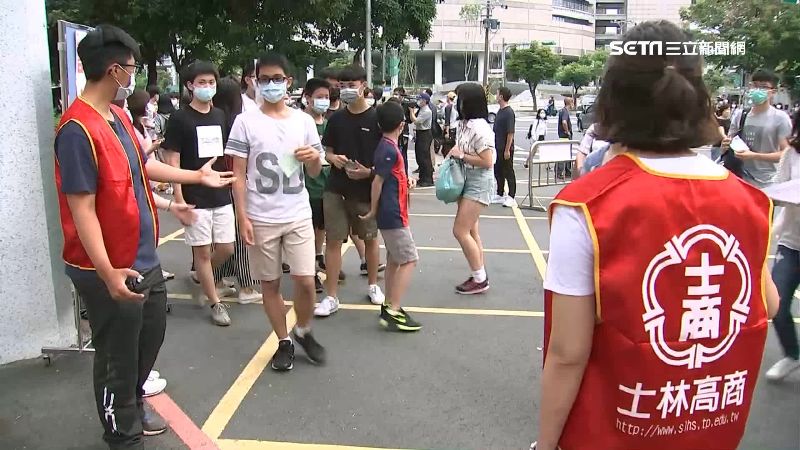 禁家長陪考　考生戴口罩爆汗：習慣了