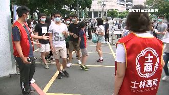 禁家長陪考　考生戴口罩爆汗：習慣了