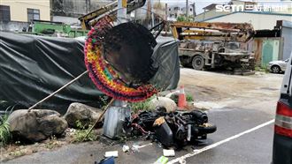 騎士自撞身亡　機車起火燒光喪家花圈