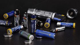 1歲童電池放嘴裡咬！下秒爆炸「黑粉混鮮血」…白煙竄出口（圖／翻攝自pixabay）