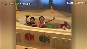 ▲Stefanie打造室內浴室給她的兩個孩子Hailey和Eli。（圖／AP／ttcreativemedia授權）