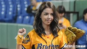 李毓芬替中信兄弟開球，賽前練球 圖／記者林敬旻攝