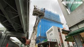▲台北市1名工人跌跤，導致鋼筋插入腋下。（圖／翻攝畫面）