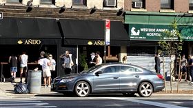 獨／憋不住了！紐約客無罩上街「重啟社交」恐防疫破口？
美國特約記者翁琬柔攝影