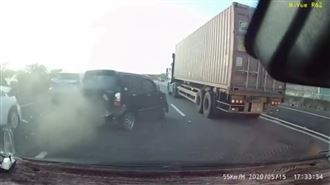 驚悚！國道轎車追撞側翻　駕駛嚇歪