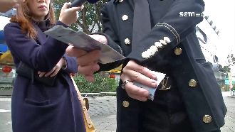 空手換鈔魔術手法　視覺暫留難察覺