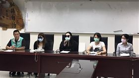 秀朗診所林義龍遭前員工檢舉詐領健保、性騷員工，在羅文崇議員陪同受害者出面召開記者會。（圖／新北市議員羅文崇服務處提供）