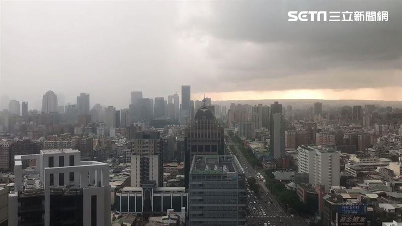 直擊大烏雲過境台中　天空一片灰大雨