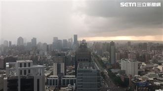 直擊大烏雲過境台中　天空一片灰大雨
