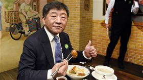 指揮官陳時中到鬍鬚張滷肉飯店家示範「防疫新生活」。（記者邱榮吉/攝影）