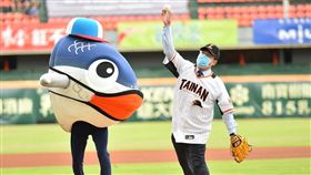 台南市長黃偉哲開球。（圖／統一獅提供）