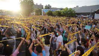 罷韓演習登場！千人舉黃絲帶吼出心聲