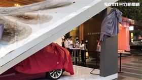 台中勤美展示櫃倒塌慘壓百萬電動車／翻攝畫面