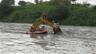 三峽河暴漲！　3工人爬怪手驚險獲救
