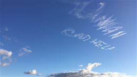 澳洲天空出現Taiwan Can Help旅澳台裔醫師發起的天空寫字16日在坎培拉舉行，盼讓Taiwan Can Help的訴求傳遞到全世界，強化國際支持台灣納入世界衛生組織的力道。（旅澳台裔醫師提供）中央社記者石秀娟雅加達傳真　109年5月16日