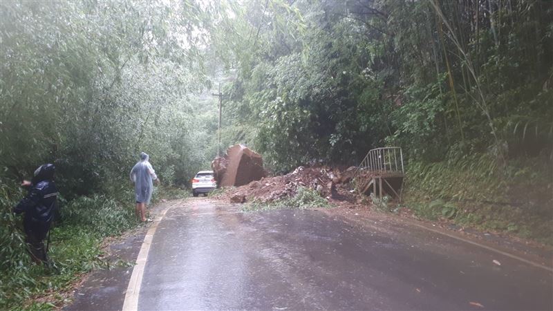 竹縣尖石午後豪雨　巨石坍塌擋路