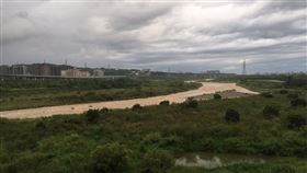 新竹,頭前溪,溪水暴漲,釣客,受困沙洲,垂降(新竹縣消防局提供)