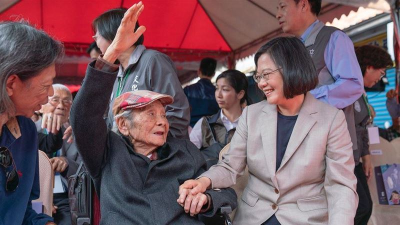 文壇損失…鍾肇政逝　蔡英文不捨發文