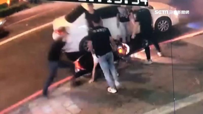 以為被比中指　5惡煞竟圍毆機車騎士