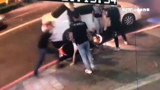 以為被比中指　5惡煞竟圍毆機車騎士