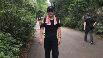 黃安曬登山照養生　自揭身體2病況…