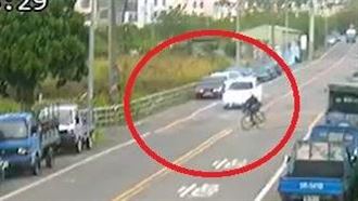 驚悚！翁騎車橫越馬路　連人帶車撞飛