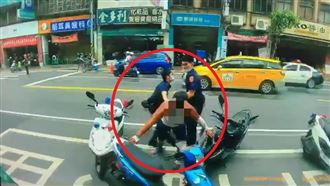 壯女尾隨正妹老師　抓臂：妳是我老婆