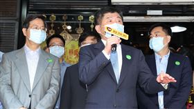 指揮官陳時中到鬍鬚張滷肉飯店家示範「防疫新生活」。（記者邱榮吉/攝影）