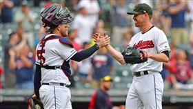 比柏（右）投出生涯首場無四死完封，捕手比賽結束後上前道賀。（圖／翻攝自大聯盟推特）