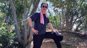 黃安爬山 圖/微博