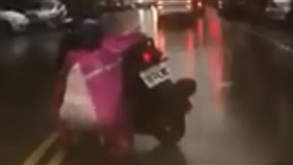 這樣演技也出來騙　礁溪假車禍很掉漆