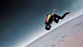 2500米往跳下！正妹「翼裝飛行員」失蹤5天…身分遭曝
圖／翻攝自知乎