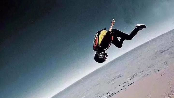 2500米高空跳下　正妹飛行員失聯