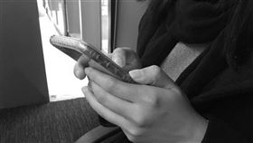 示意圖-閨密,低頭族,滑手機,簡訊,黑白(圖/資料照)