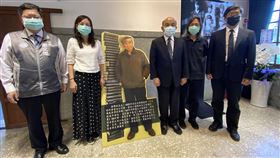 鍾肇政辭世　桃園市府協助辦理追思會「台灣文學之母」鍾肇政16日辭世，桃園市長鄭文燦（左）17日陪同行政院長蘇貞昌（右3）前往弔唁，鄭文燦表示，將協助家屬於龍潭國小辦理追思會。中央社記者邱俊欽桃園攝　109年5月17日