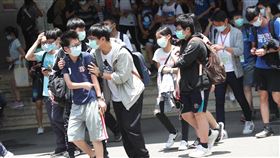 國中會考結束　考生開心步出考場（2）109年國中教育會考17日依序考完自然科、英語閱讀後結束，考生相約步出考場開心聊天。中央社記者吳家昇攝　109年5月17日