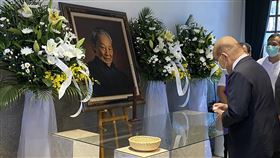 蘇貞昌弔唁鍾肇政（1）行政院長蘇貞昌（右）17日前往弔唁「台灣文學之母」鍾肇政，感念鍾肇政生前對台灣文學、民主等各方面的成就與貢獻。中央社記者邱俊欽桃園攝　109年5月17日