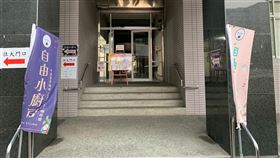 南投縣府18日起門禁鬆綁　增開大樓側門武漢肺炎（2019冠狀病毒疾病，COVID-19）國內疫情趨緩，南投縣政府決定18日起解除單一出入口管制，增開縣府側門（圖），民眾洽公仍要量體溫、戴口罩、實名登記。（南投縣政府提供）中央社記者蕭博陽南投傳真　109年5月17日