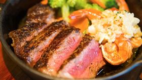 紐約客牛排6盎司與大蒜奶油蝦及時疏。（圖／業者提供）