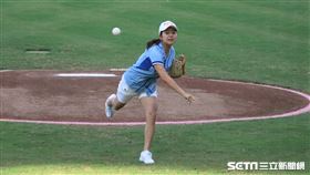 ▲高球女將徐薇淩替富邦悍將開球、胡金龍開球後合影。（圖／記者劉彥池攝影）