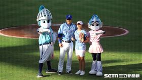 ▲高球女將徐薇淩替富邦悍將開球、胡金龍開球後合影。（圖／記者劉彥池攝影）