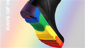 HUNTER推出彩虹雨靴。（圖／翻攝自HUNTER臉書）