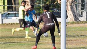 ▲航源FC陳慶烜（中）攻破台鋼潘文傑的大門。（圖／航源FC提供）