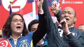 ▲韓國瑜與陳玉珍聯合造勢，陳玉珍興奮握拳高歌「中華民國頌」