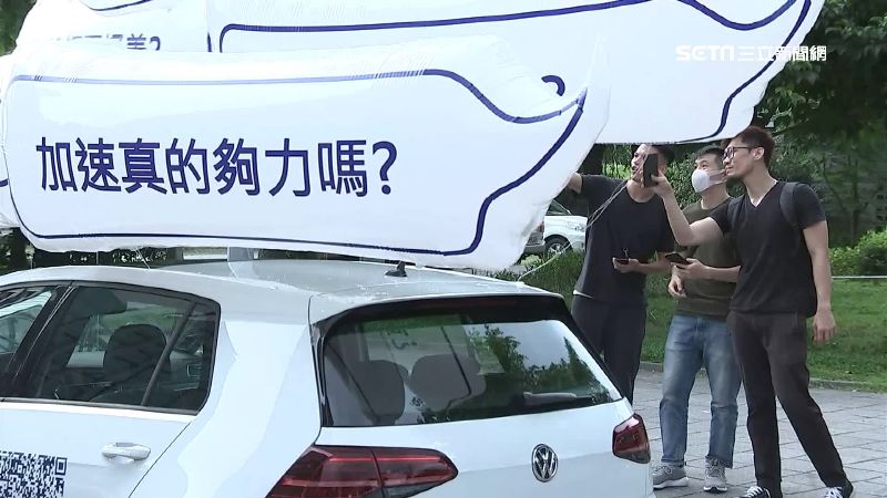 白色氣球現身鬧區　福斯汽車另類行銷