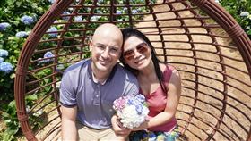 酸民狠嗆「老婆醜、為拿台灣身分證結婚」！吳鳳高EQ回應（圖／翻攝自吳鳳 Rifat臉書）