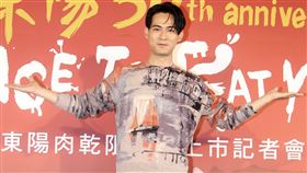 周渝民（仔仔）代言肉乾不忘與粉絲互動拍照，親和力讓粉絲們感動。（記者邱榮吉/攝影）