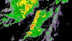 旺盛對流雲系接近大台北地區。（圖／翻攝自台灣颱風論壇｜天氣特急）
